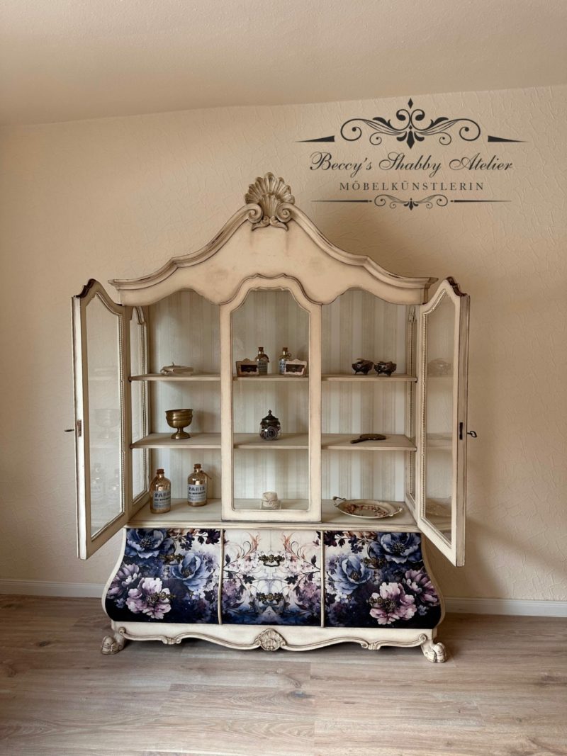 Elegante Barock Stil Vitrine in warm weiß – Bild 18