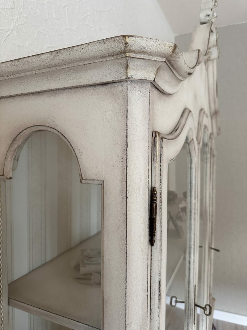 Elegante Barock Stil Vitrine in warm weiß – Bild 3