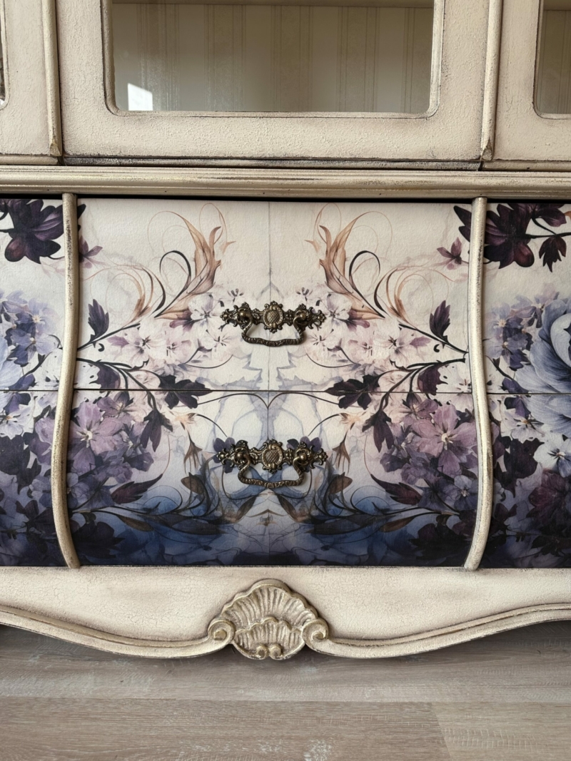 Elegante Barock Stil Vitrine in warm weiß – Bild 10