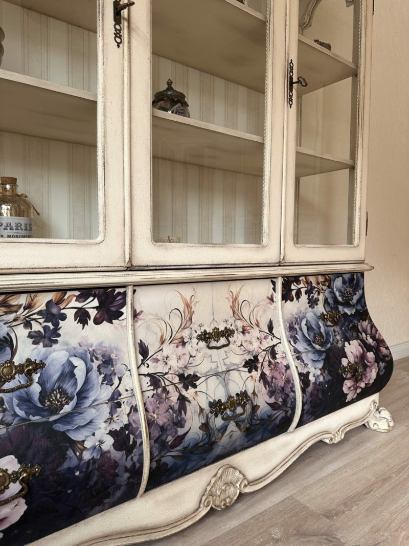 Elegante Barock Stil Vitrine in warm weiß – Bild 11